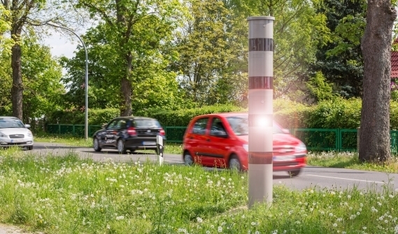 Geblitzt, Bußgeldbescheid erhalten: Anwaltliche Beratung vs. Verkehrsrechtsportale